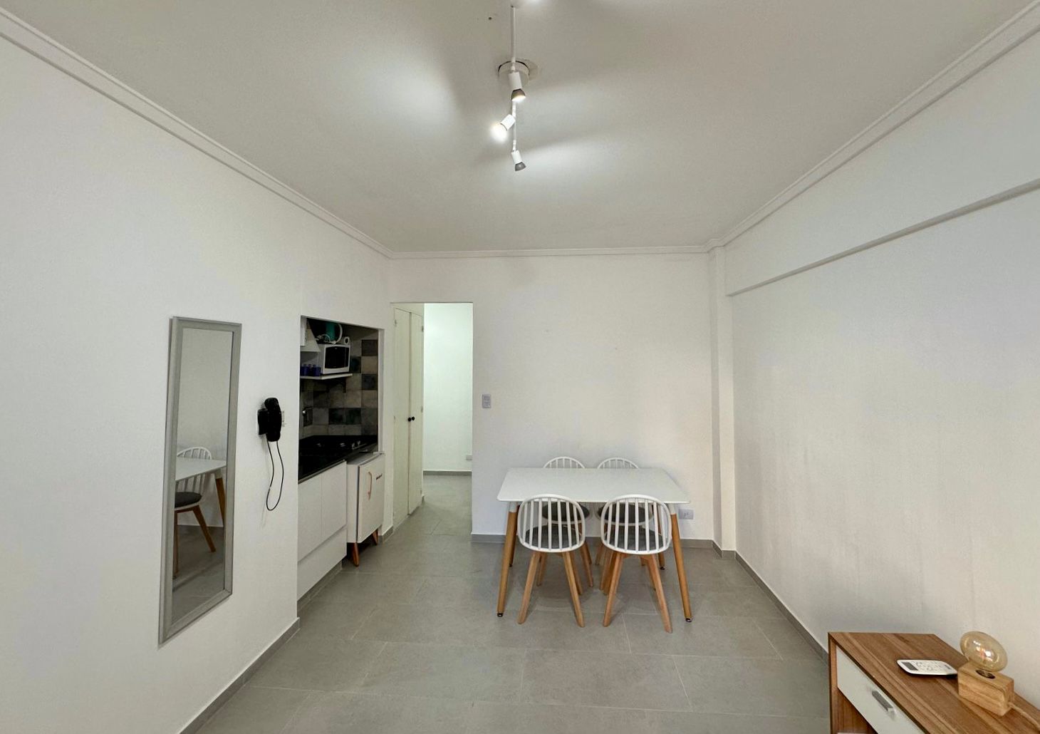 Imagen 3 de Monoambiente Temporal con Balcon, Todo Incluido, Tu Refugio Urbano en Recoleta